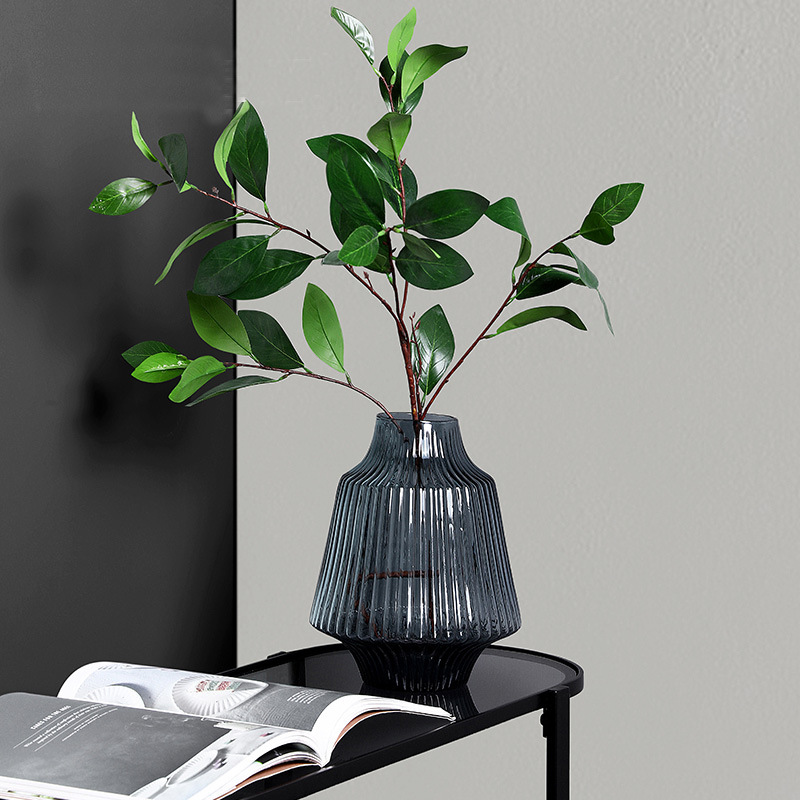 Glass vase linear