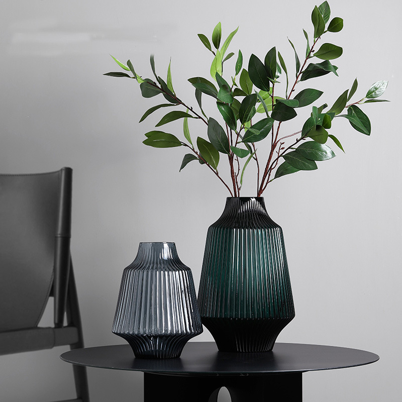 Glass vase linear