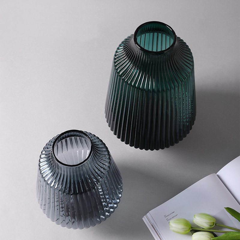 Glass vase linear
