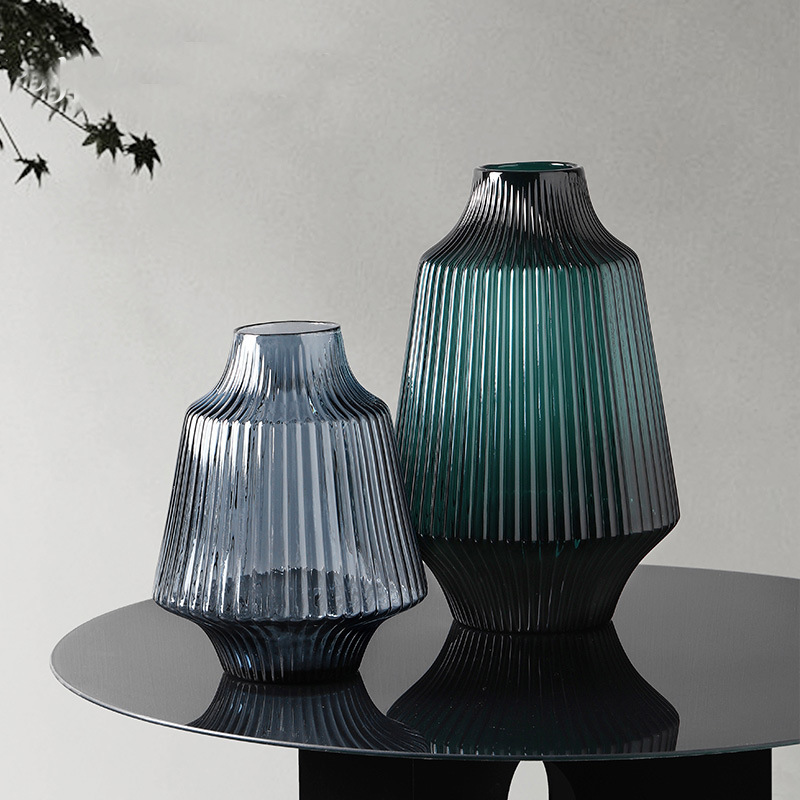 Glass vase linear